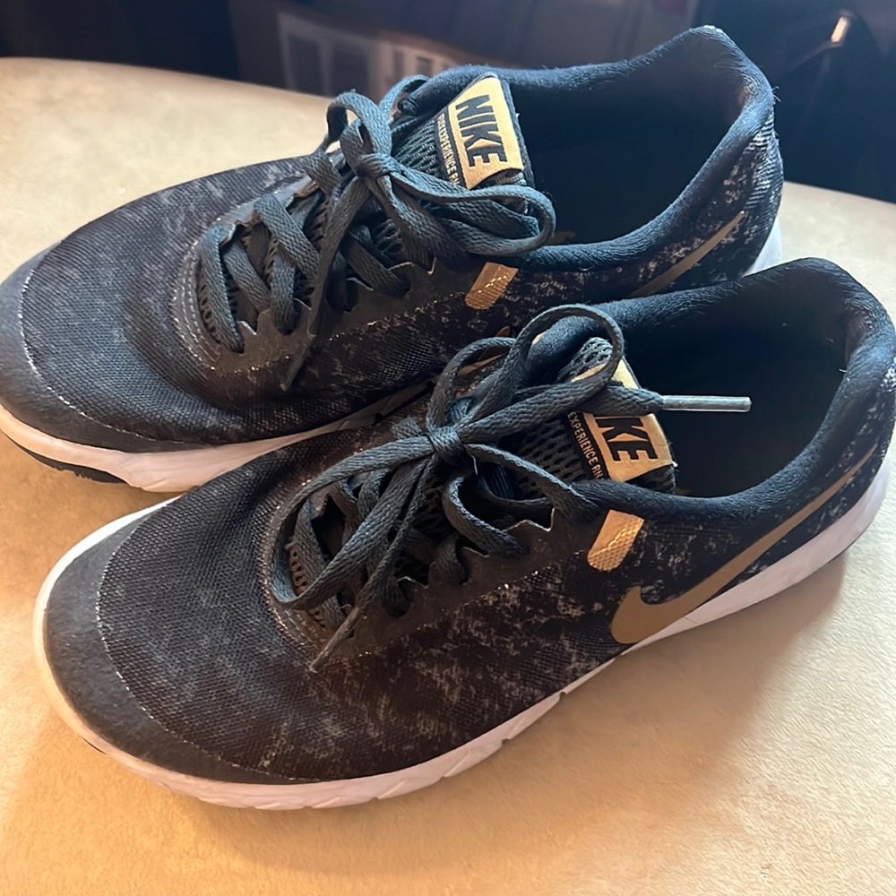 Cute Nike black with gold details